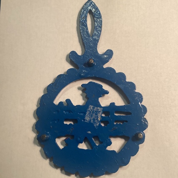 Vtg Pennsylvania Dutch Amish Boy Cast Iron Trivet 7 3/4" x 5 3/4" - Picture 2 of 8